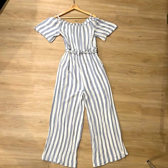 BCBG off the shoulders romper with pockets - Picture 2 of 3